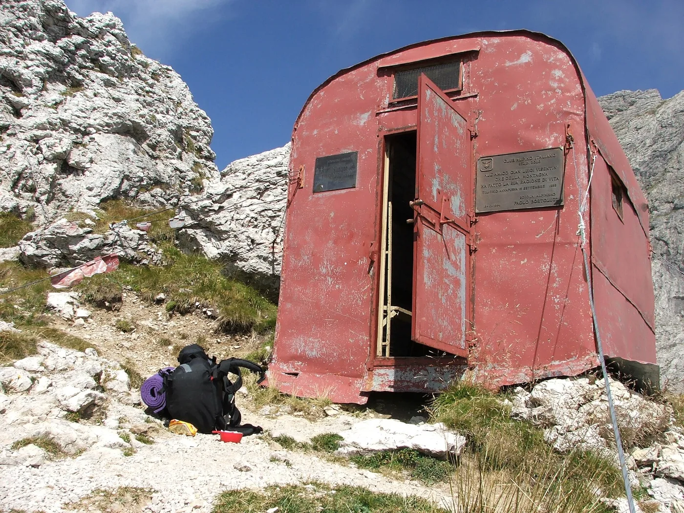 Il Bivacco Màrmol, piccola struttura non gestita nel Parco Nazionale Dolomiti Bellunesi