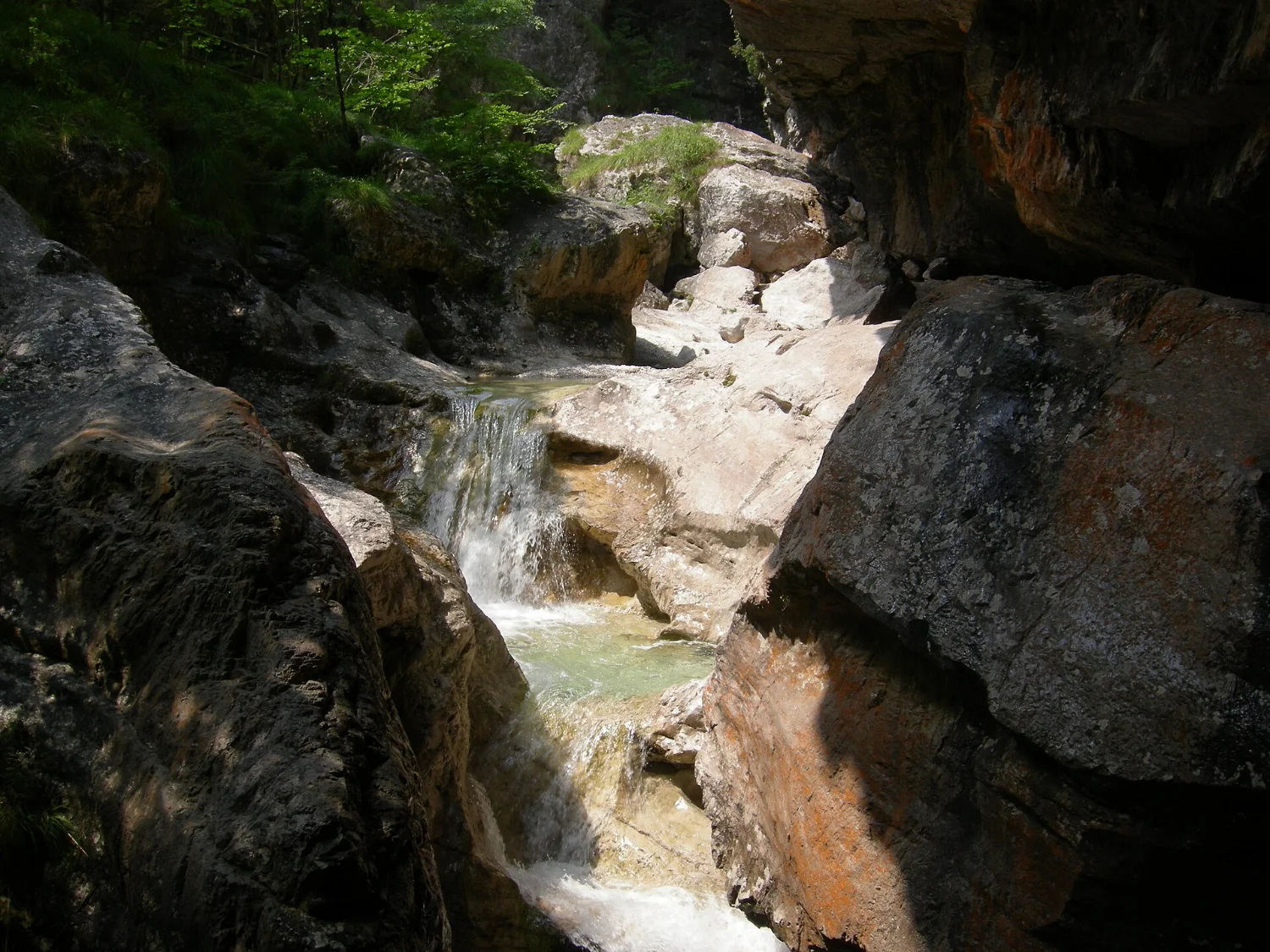 La Cascata della Soffia, nella Valle del Mis, ai piedi dei Monti del Sole