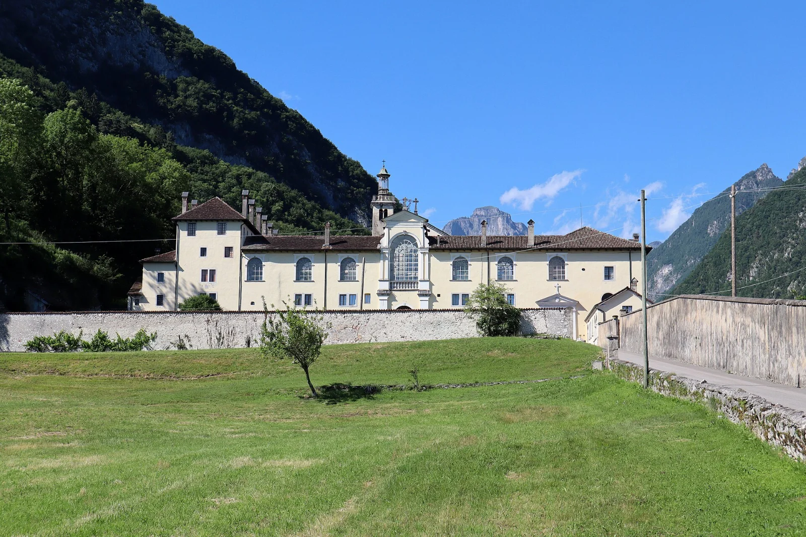 La Certosa di Vedana, fondata nel 1456, alle porte del Parco Nazionale Dolomiti Bellunesi