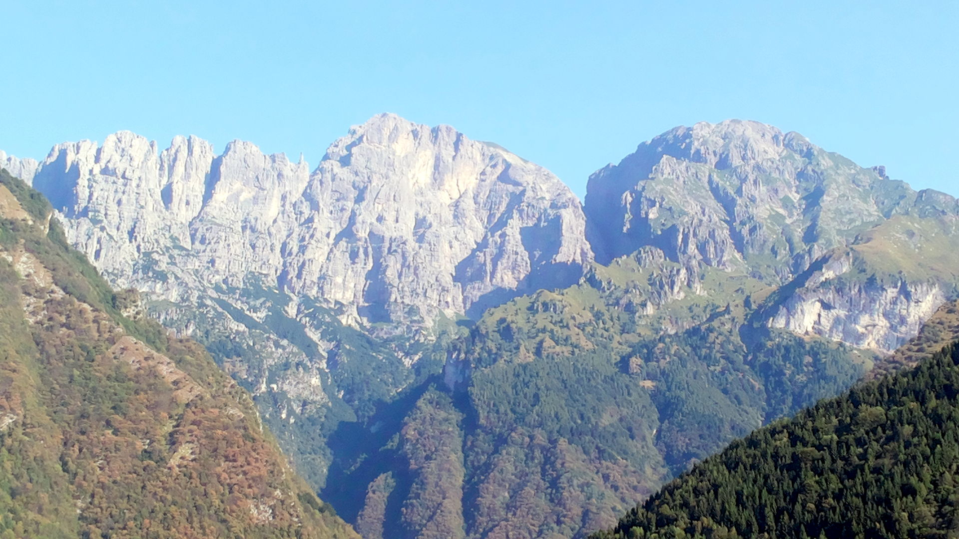 Il gruppo della Schiara con il Pelf e la Gusela del Vescovà, visto da Col di Roanza