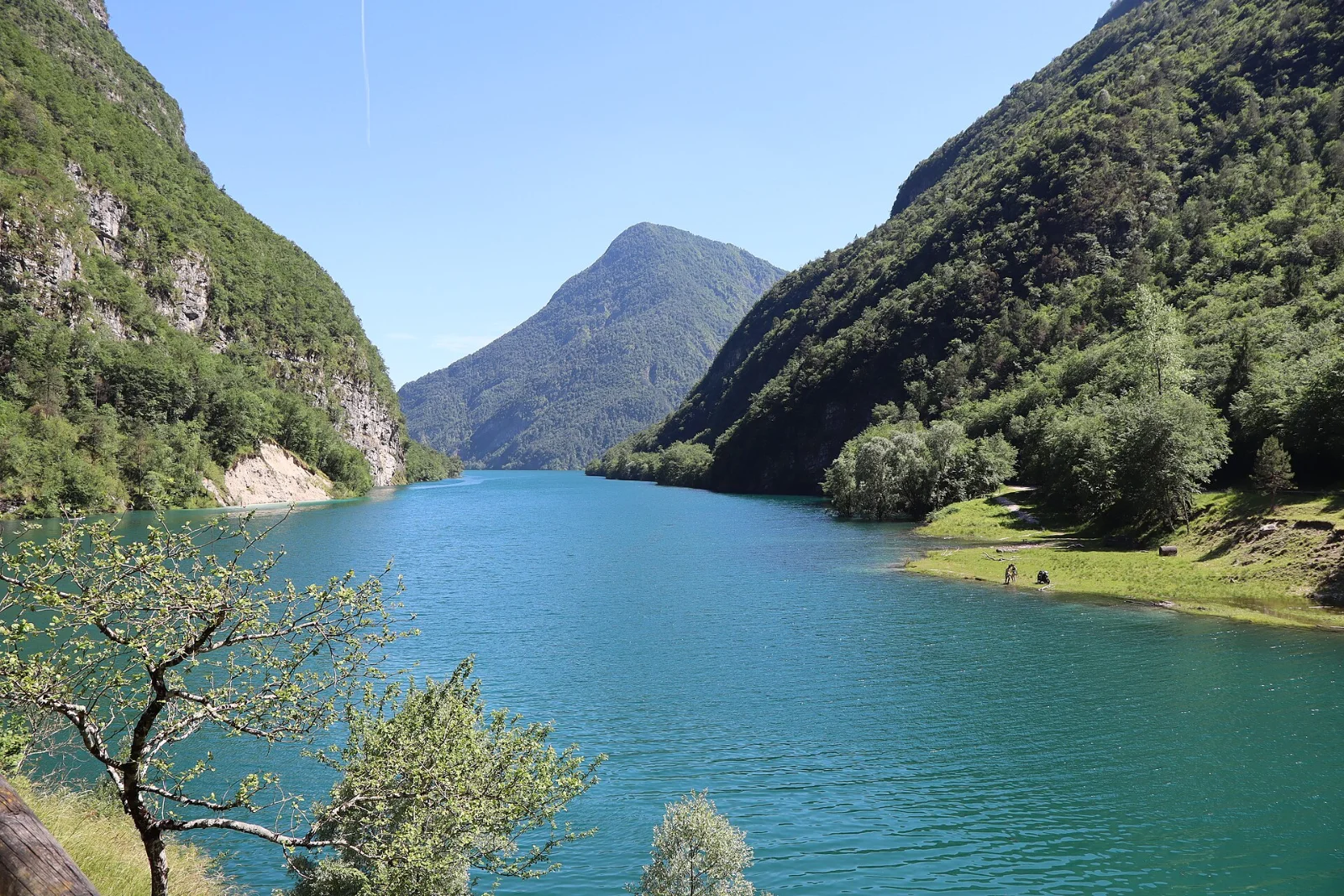 Il lago del Mis nella valle del Parco Nazionale Dolomiti Bellunesi