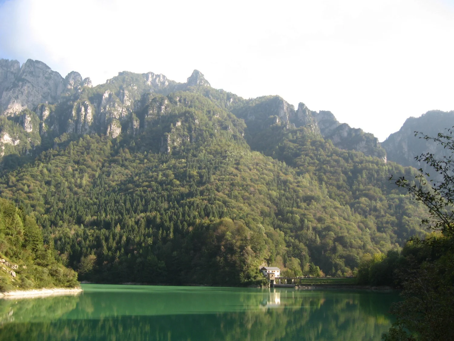 Il lago della Stua in Val Canzoi, a Cesiomaggiore, punto di partenza del sentiero natura CAI 806