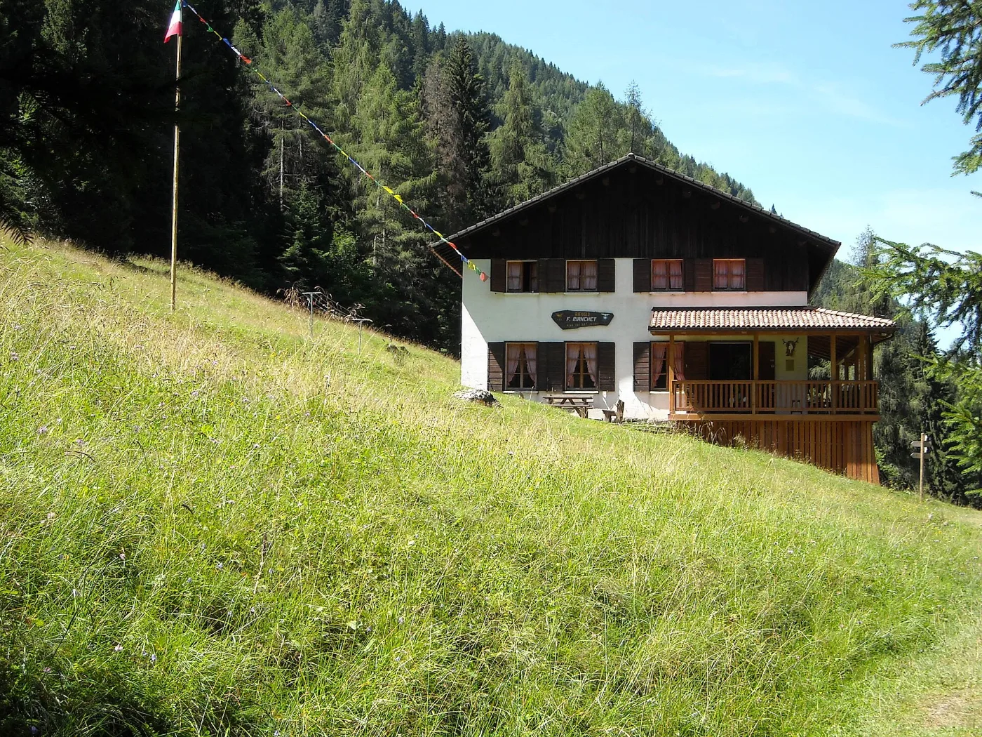 Il Rifugio Furio Bianchet nella valle del Vescovà sotto la Schiara