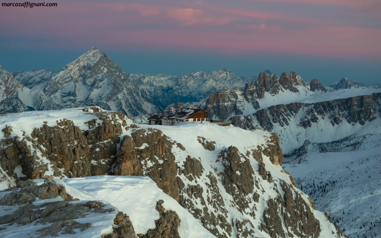Il Rifugio Lagazuoi a 2.752 metri sopra il Passo Falzarego, punto più alto dell’Alta Via n. 1